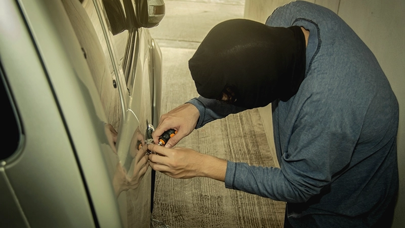 Car theft : The unidentified thief put the robbery in his hand and grabbed the pickup truck.