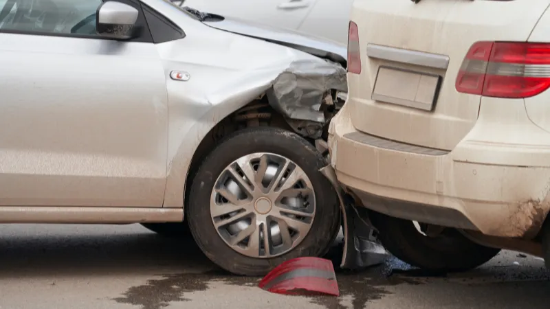 Collision of two cars on the road due to sudden braking and failure to keep the necessary distance.